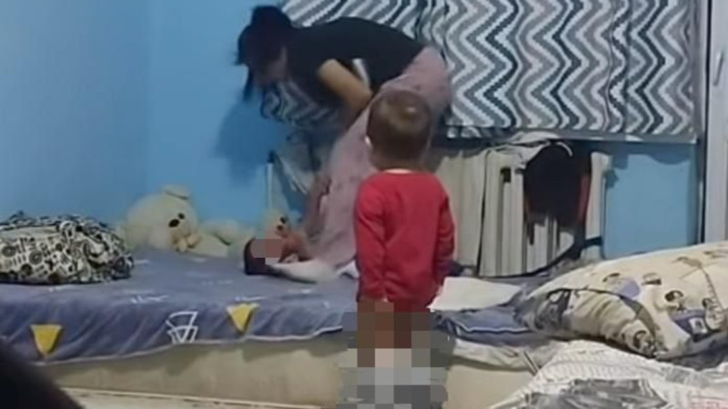 جەتٸسۋداعى جانتٷرشٸگەرلٸك وقيعا: ەيەل بالاسىن باتارەياعا بايلاپ, اياۋسىز سوققىعا جىققان