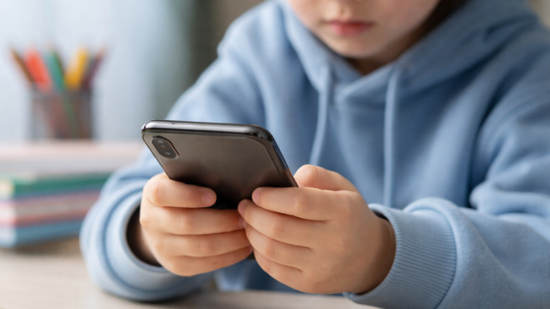 Telefon men áleýmettik jelilerge tyiym: Qazaqstanda balalarǵa jańa shekteý qoiylýy múmkin