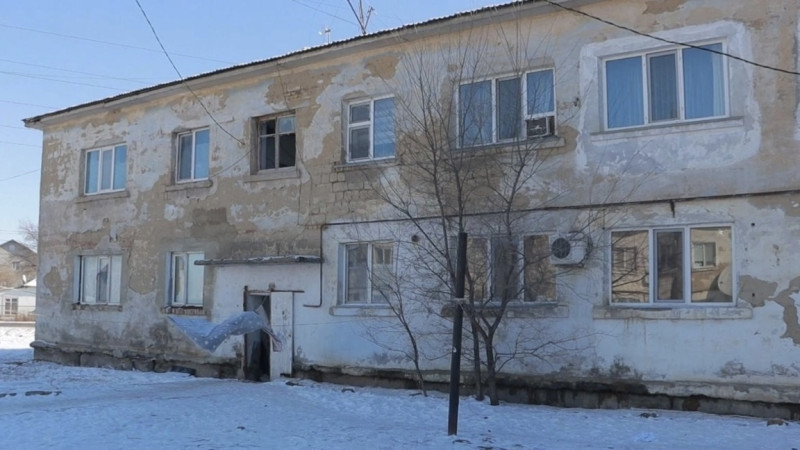 Atyraýda 15 jyl buryn apatty dep tanylǵan úilerde adamdar áli turyp jatyr