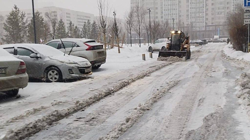 Astanada qalyń qar jaýdy: tańnan beri 45 jol apaty bolyp, ushaqtar qona almai jatyr