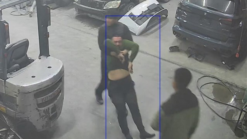 الماتىدا ەر ادام قاتىگەزدٸكپەن سوققىعا جىعىلىپ, كٶز جۇمدى