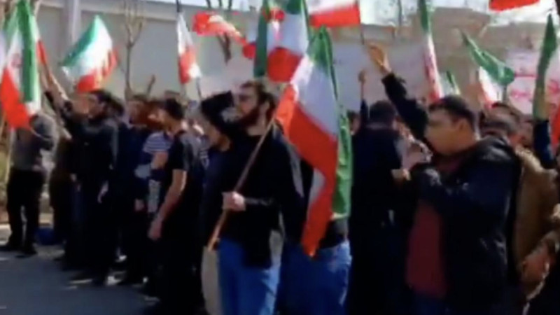يراندا ستۋدەنتتەر باس كٶتەردٸ