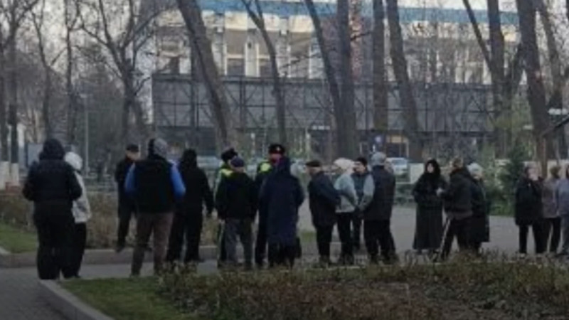 Shymkentte politseiler qariialarǵa parkte jattyǵýmen ainalysýǵa ruqsat bermei qoiǵan