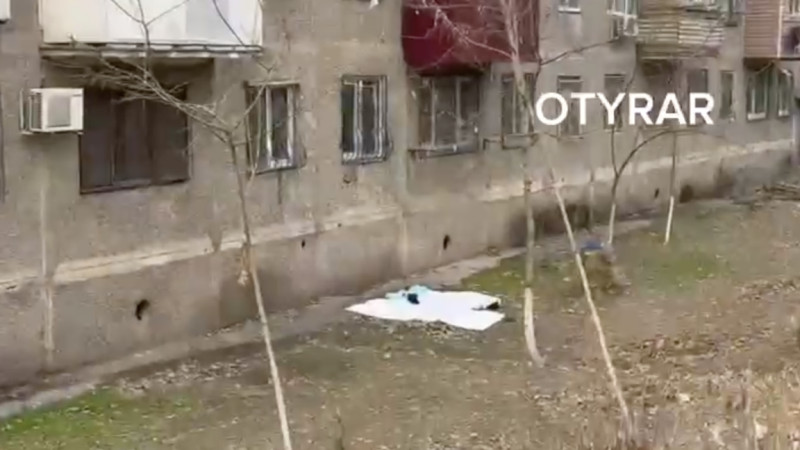 Shymkentte balkon qaptaý kezinde jumysshy mert boldy