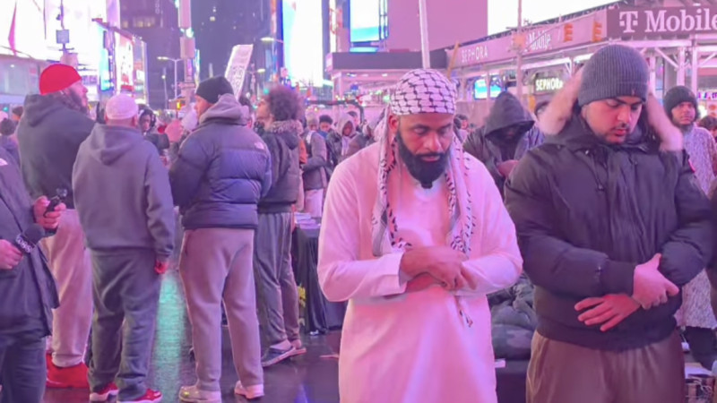 Taims-skver alańynda júzdegen musylman jamaǵat bolyp namaz oqydy