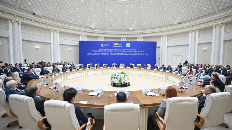 مەۋلەن ەشٸمباەۆ جەتٸسۋ فەرمەرلەرٸمەن جاڭا كونستيتۋتسييانى تالقىلادى