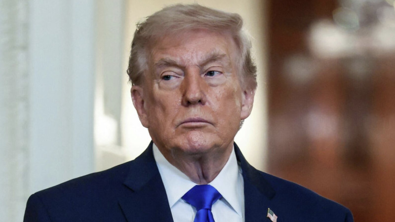 AQSh soty Tramptyń sheshimine qaramastan "Amerika daýysy" radiosyn efirge qaitardy