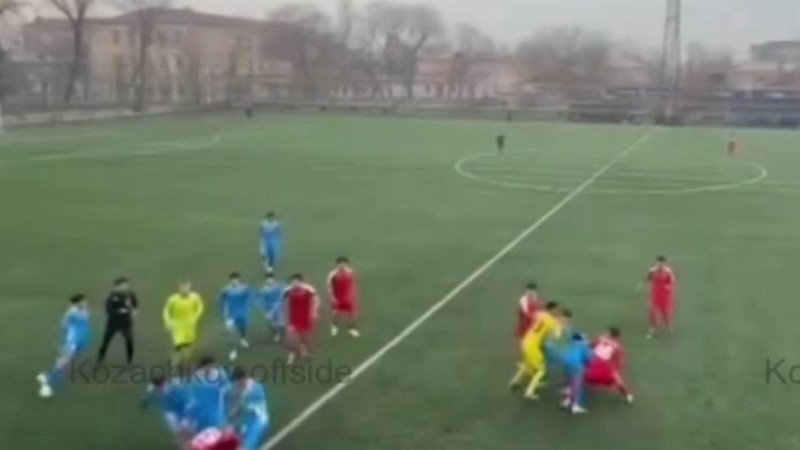 Fýtbol alańy tóbeles alańyna ainaldy: eki oiynshy aýrýhanaǵa tústi