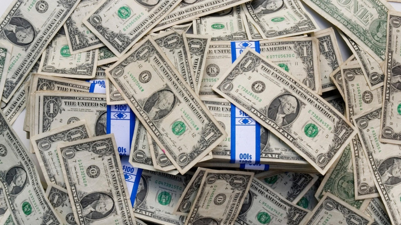 Qazaqstandyqtar jinaqty dollarmen saqtaýda