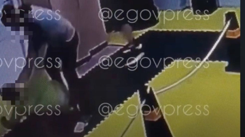 اقتاۋدا ەرەكشە بالانىڭ اناسى ۇلىنا كٷش كٶرسەتٸلگەنٸن ايتىپ, ٷندەۋ جاسادى