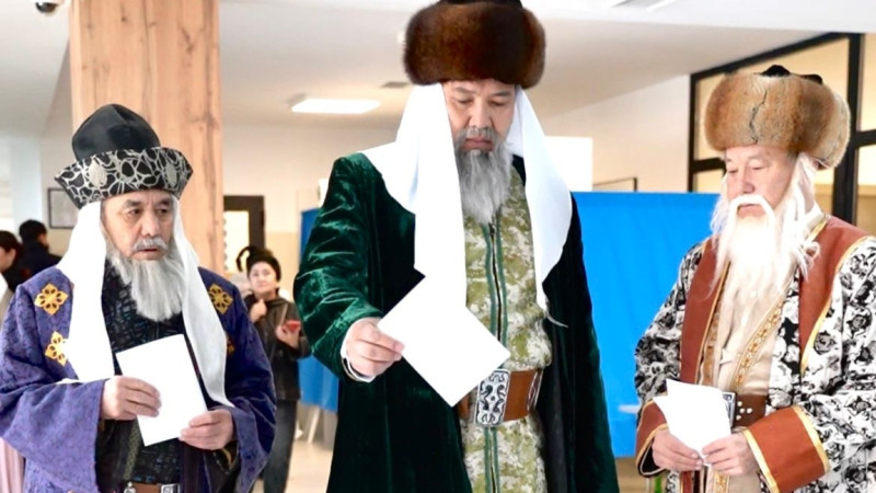Qazaqtyń úsh hany daýys berýge keldi