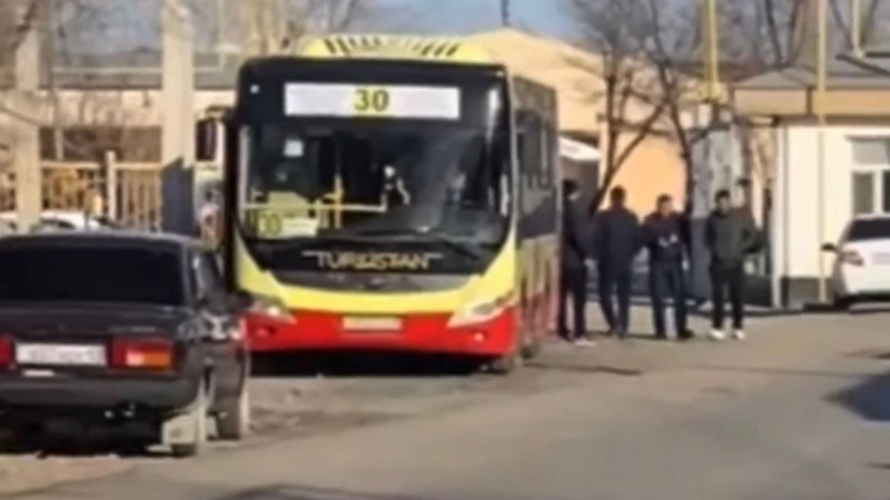 Túrkistanda bir top adamnyń birneshe ýchaskede daýys bergen videosy tarady
