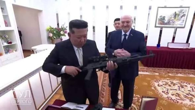 لۋكاشەنكو كيم چەن ىنعا مىلتىق سىيلادى