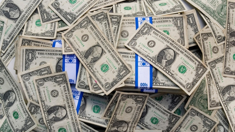 Dollar 465 teńgege deiin arzandady: teńge nege kúsheiip jatyr