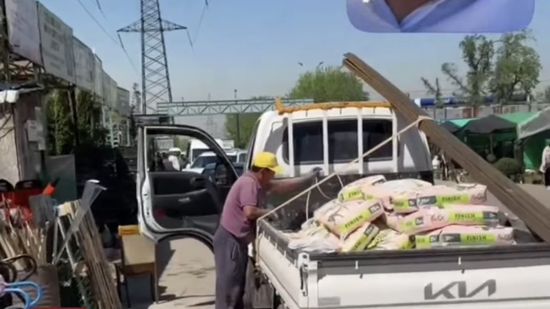 بەلگٸلٸ جۋرناليست بازارداعى قۇرىلىس ماتەريالدارىنىڭ باعاسى شارىقتاعانىن ايتتى