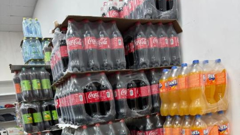 شىمكەنت بازارلارىندا Coca-Cola-نىڭ اتىن جامىلىپ قولدان جاسالعان سۋسىندار ساتىلعان