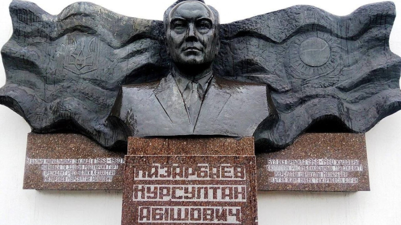 Ýkraina Nazarbaevqa arnalǵan barelefti alyp tastaýdan bas tartty