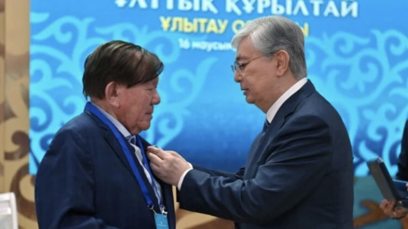 Toqaev Shahanovtyń otbasyna kóńil aitty