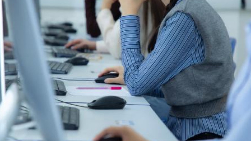 Pedagogterdi attestattaý: ministrlik testileýge qatysty resmi túsinikteme berdi