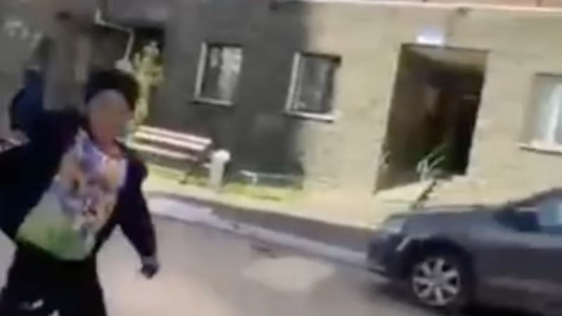 استانادا جەتٸ جاستاعى بالا اۋلادا پىشاقپەن جٷگٸرٸپ جٷرگەن