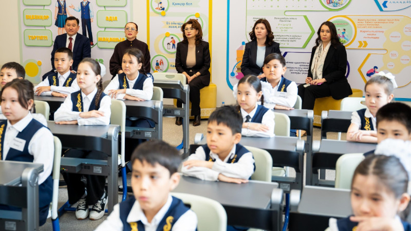 ايدا بالاەۆا ەلوردا مەكتەبٸندەگٸ TopIQ Smart Class مٷمكٸندٸكتەرٸمەن تانىستى