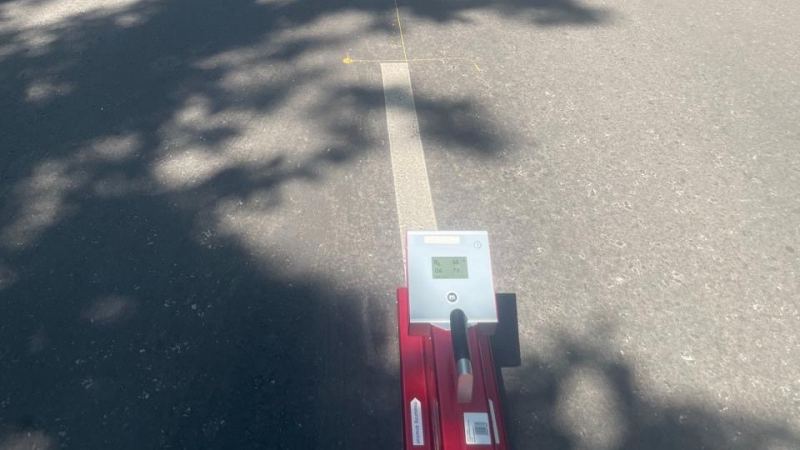 Almatyda jol tańbalarynyń sapasy arnaiy quralmen tekserildi