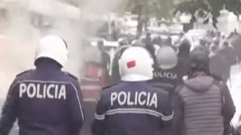 Оқу қымбат, жұмыс жоқ: Албанияда студенттер бас көтерді