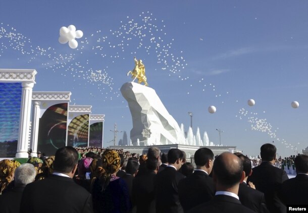Түркіменстан президенті Гурбангулы Бердімұхаммедовке орнатылған 21 метрлік ескерткіштің ашылу рәсімінде тұрған адамдар. Ашғабат, 22 мамыр 2015 жыл.