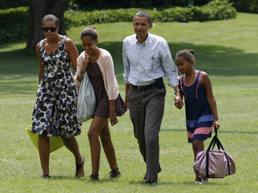 U.S. President Barack Obama, first lady Michelle Obama (L) with their daughters Malia and Sasha (R) arrive at the White House in Washington following their weekend in Maine July 18, 2010. REUTERS/Richard Clement (UNITED STATES - Tags: POLITICS)