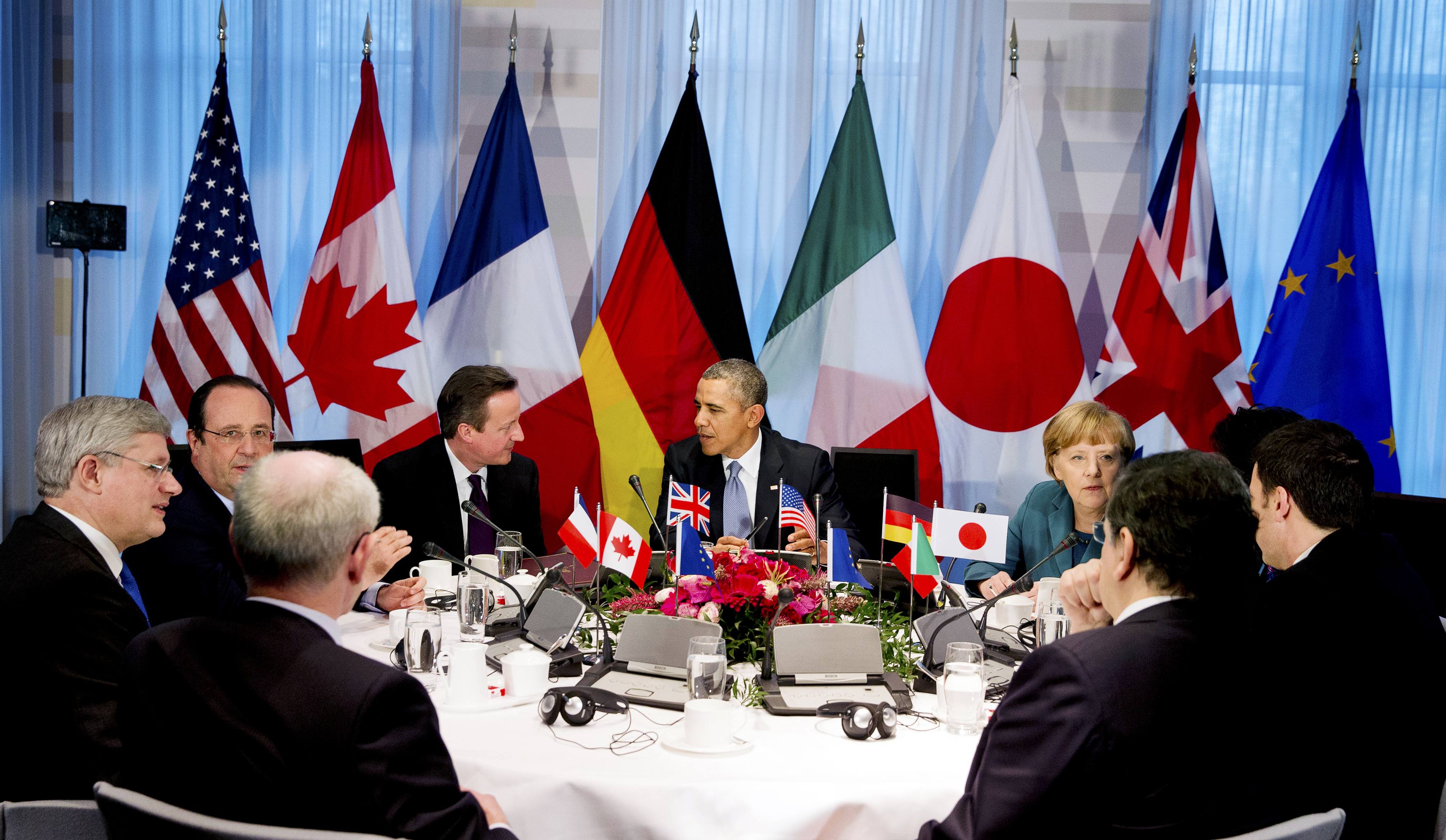 U.S. President Barack Obama (C) participates in a G7 leaders meeting during the Nuclear Security Summit in The Hague March 24, 2014. At the table are the President of the European Council Herman Van Rompuy, French President Francois Hollande, British Prime Minister David Cameron, Obama, German Chancellor Angela Merkel, Japanese Prime Minister Shinzo Abe, Italy's Prime Minister Matteo Renzi and President of the European Commission Jose Manuel Barroso. (L-R, clockwise). REUTERS/Jerry Lampen/Pool (NETHERLANDS - Tags: POLITICS)