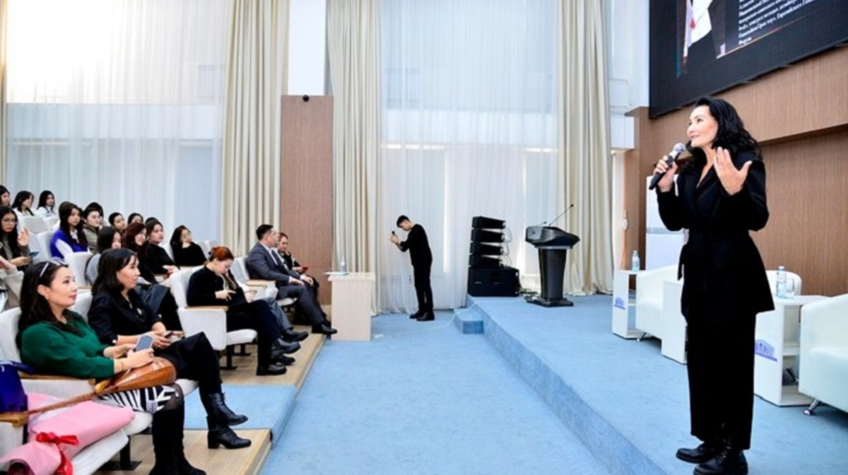 اباي ۋنيۆەرسيتەتٸ ستۋدەنتتەرٸ Kazakhstan Fashion Week ۇلتتىق سەن اپتالىعىنىڭ اتقارۋشى ديرەكتورىمەن كەزدەستٸ