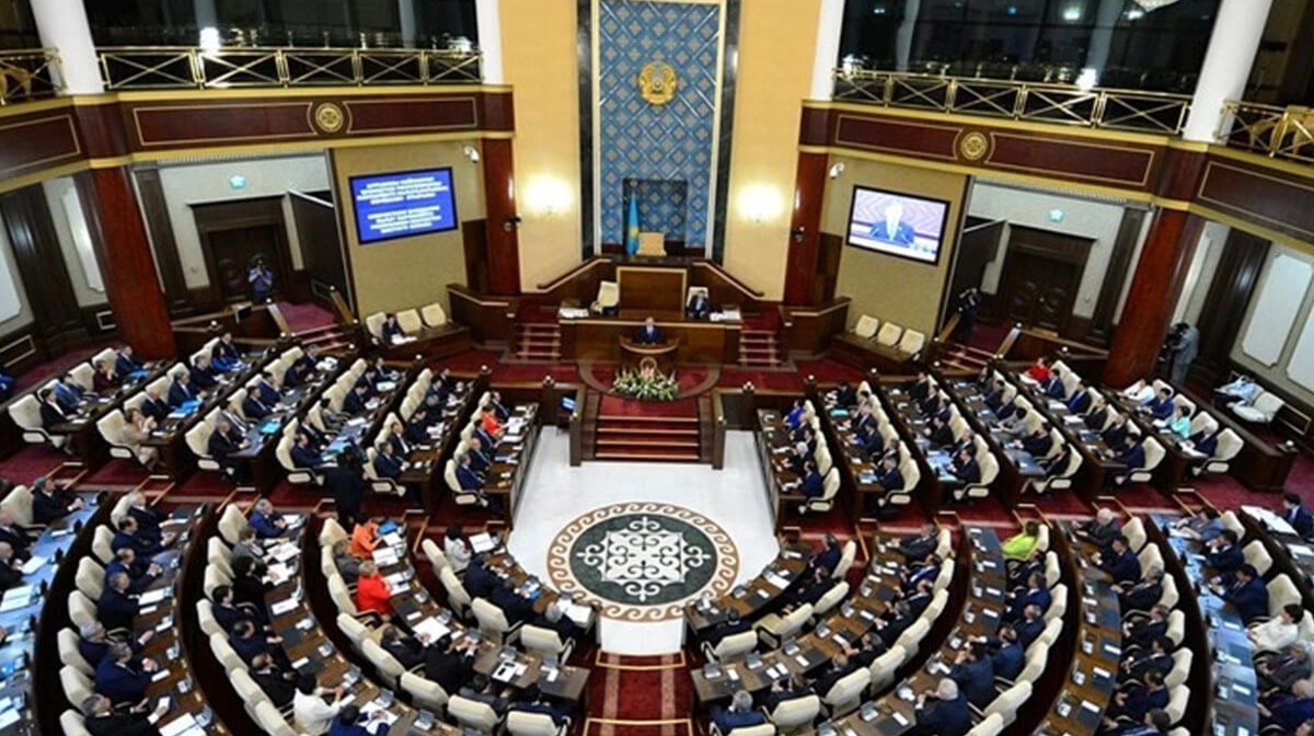 قوشانوۆ پارلامەنت پالاتالارىنىڭ بٸرلەسكەن وتىرىسىنىڭ ۋاقىتىن جارييالادى