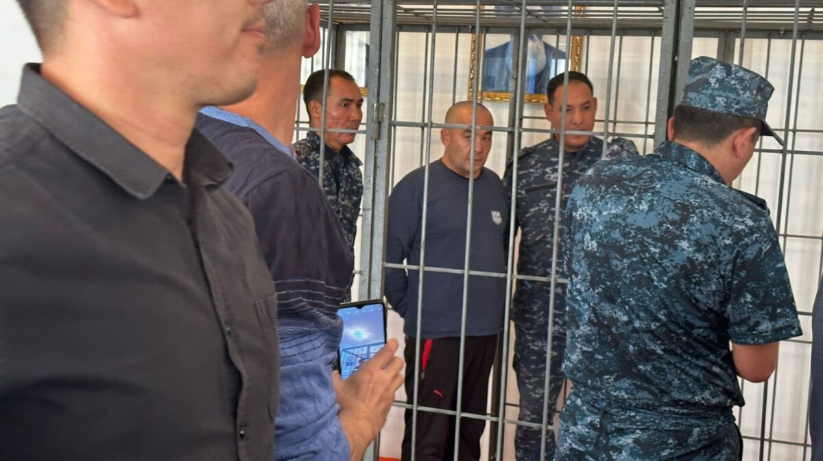 Сарыағашта 5 жасар қызды өлтірген педофилдің ісі: тағы бір адам сот алдында жауап беріп жатыр