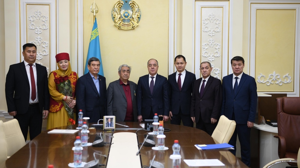 بقو  ەكٸمٸ بەلگٸلٸ ٶنەرتانۋشى ٸلييا جاقانوۆتى قابىلدادى