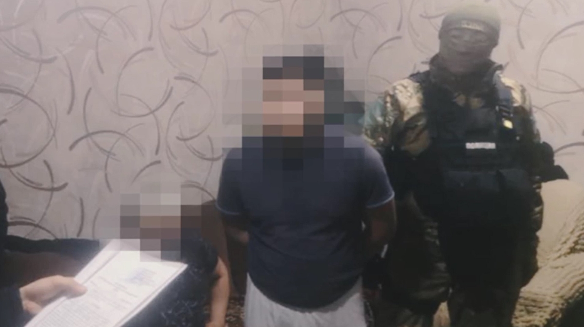 قاراعاندىدا كەنشٸلەردەن اقشا بوپسالاعان قىلمىستىق توپ ۇستالدى