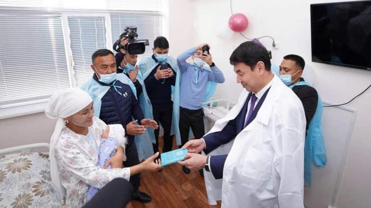 Darhan Satybaldy elimizdiń 20 millionynshy turǵynyna Prezidenttiń ystyq yqylasyn jetkizdi