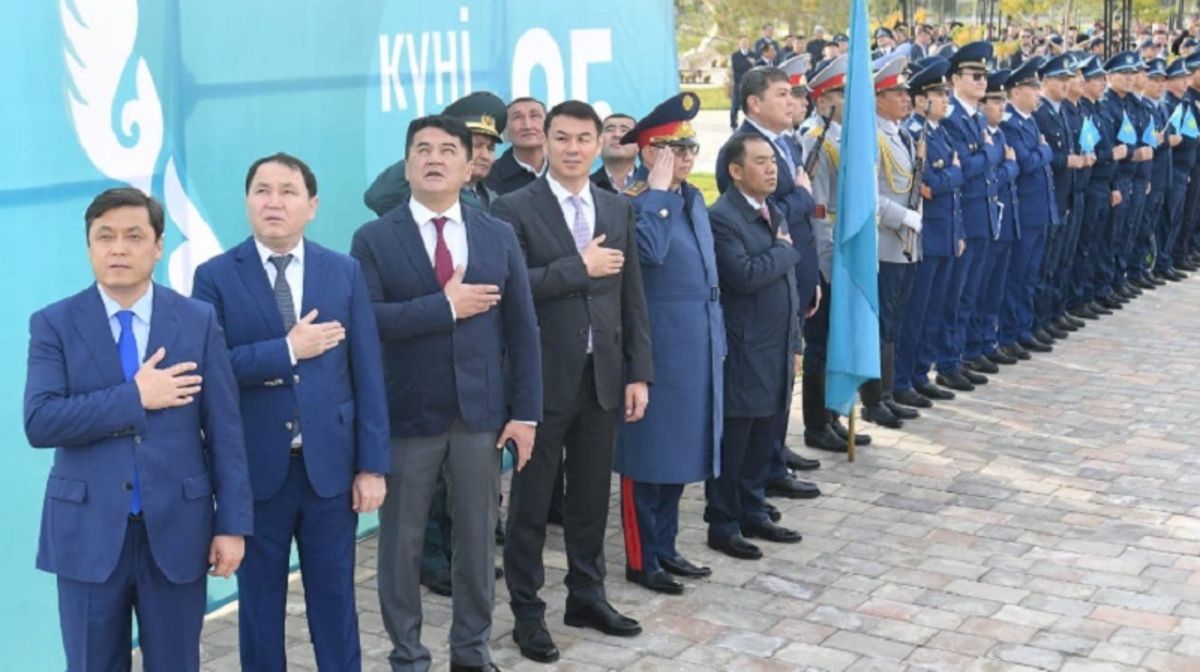 Түркістанда Республика күні Мемлекеттік Туды көтеру рәсімі өтті