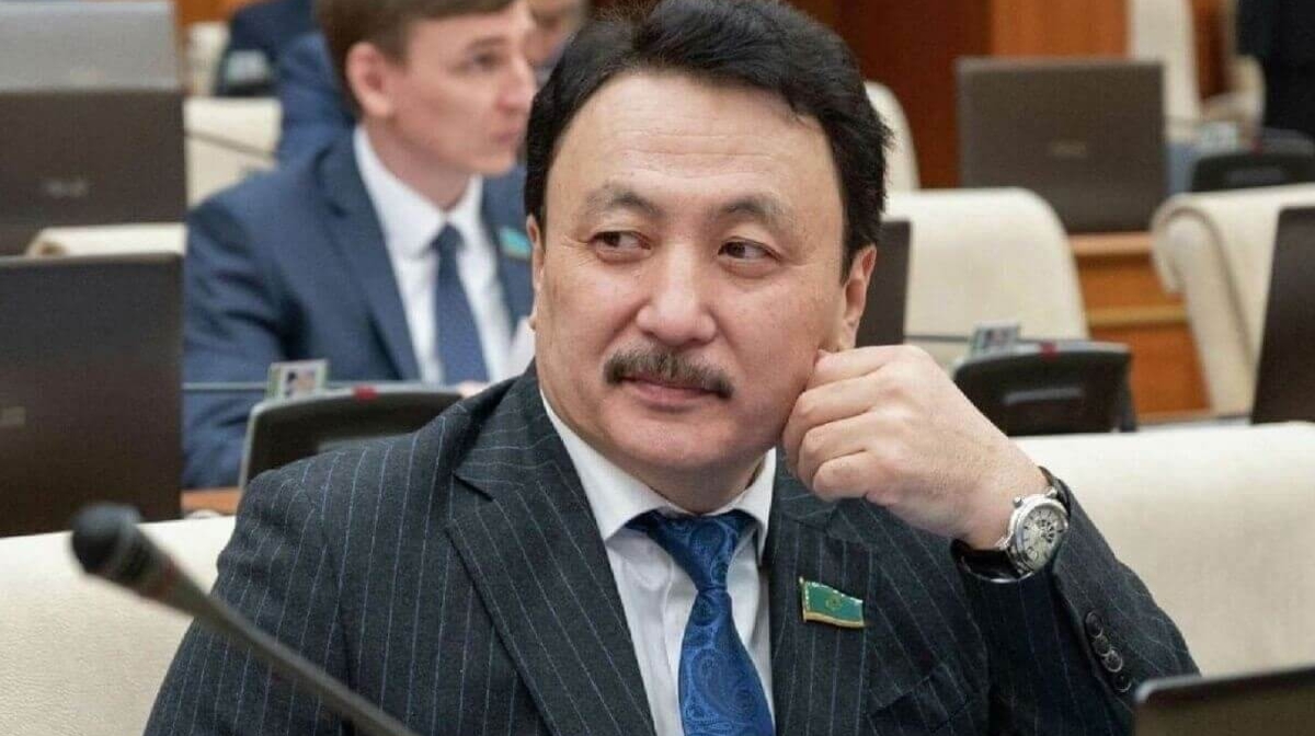 دەپۋتات: «دومبىرا – حارام» دەيتٸندەر جات اعىمنىڭ جەتەگٸندەگٸلەر