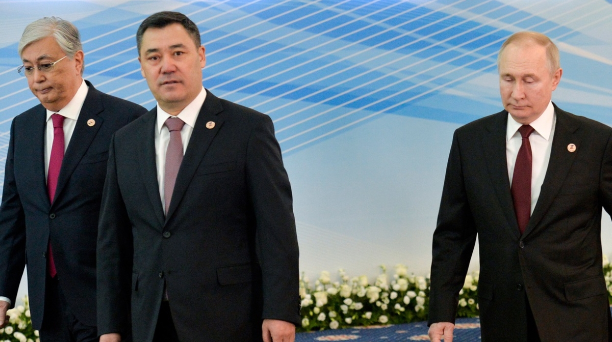 Toqaev vs Pýtin: qyrǵyzben aradaǵy sý daýynda Kreml kóseminiń sulbasy kórinedi