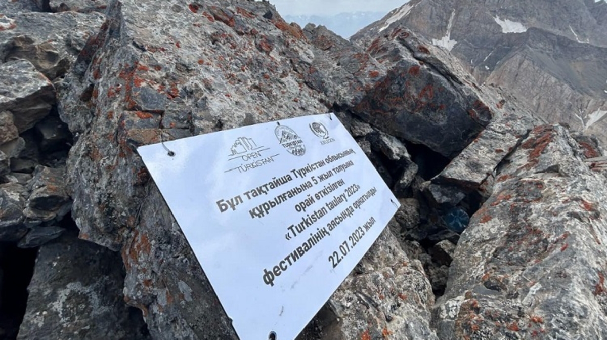 Alpinister «Túrkistan» shyńyna arnaiy taqtaisha ornatty