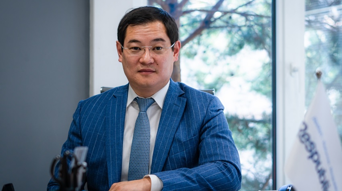 «Продажа» прав, ужасные дороги и воровство в образовании. Какие проблемы поднимал депутат Куспеков?