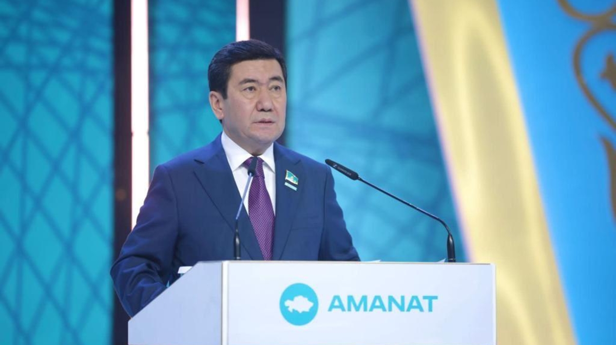 «AMANAT» jaýapkershilikti ár depýtatpen birge bólisedi – Erlan Qoshanov