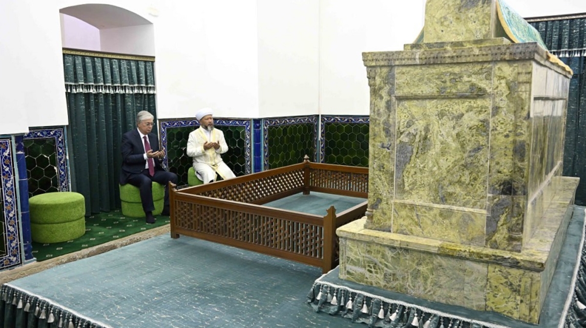 Prezident Iasaýi kesenesindegi tarihi tulǵalardyń rýhyna taǵzym etip, Quran baǵyshtady