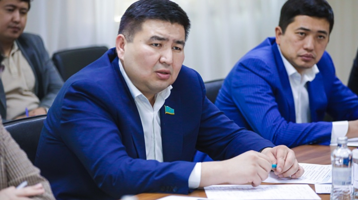 Aýrýhana, qymbat tarif jáne qoqys poligony: Astana irgesindegi halyq "AMANAT" partiiasyna problemasyn aitty