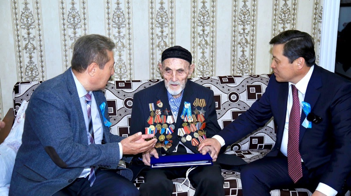 Рейхстагқа дейін жеткен қарт майдангерге құрмет көрсетілді