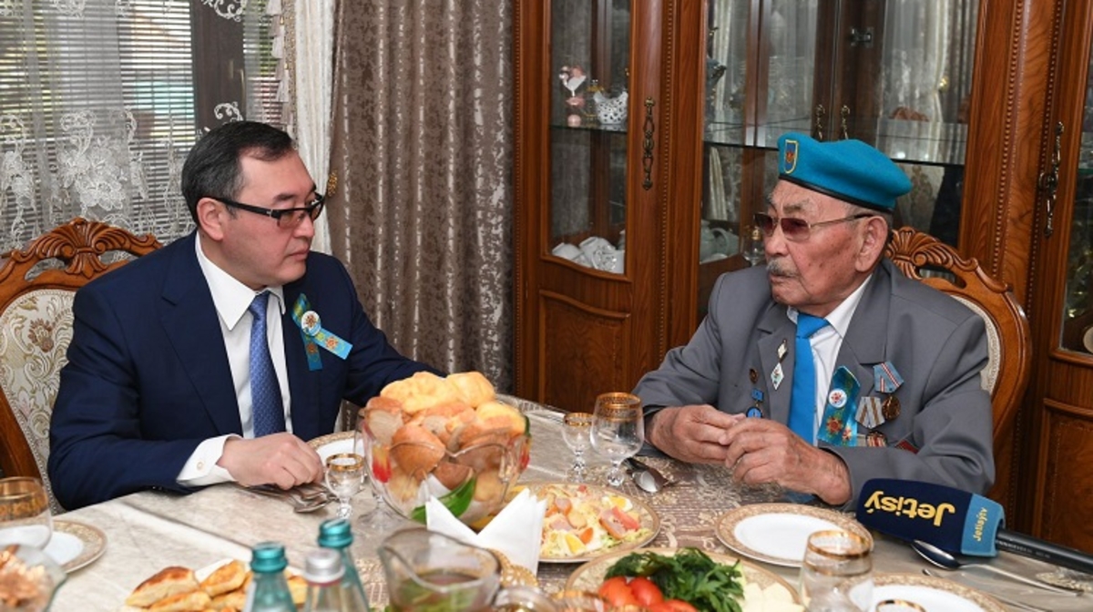 Almaty oblysynyń ákimi Eńbekshiqazaq aýdanyndaǵy UOS ardagerin quttyqtady