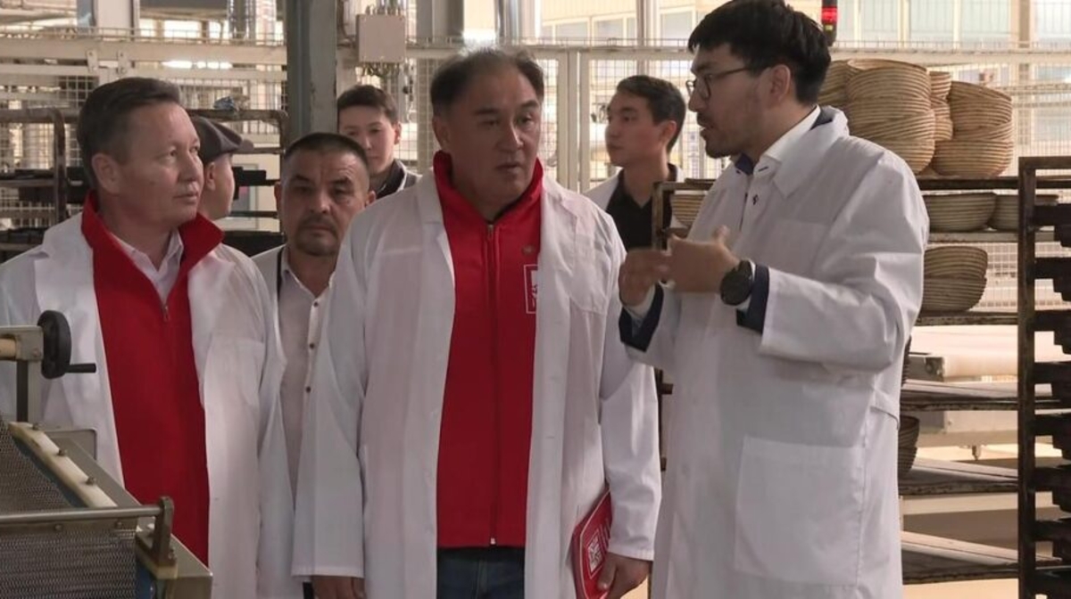 "حالىق پارتيياسى" نان ٶنٸمٸن شىعاراتىن فابريكا ۇجىمىمەن جولىقتى