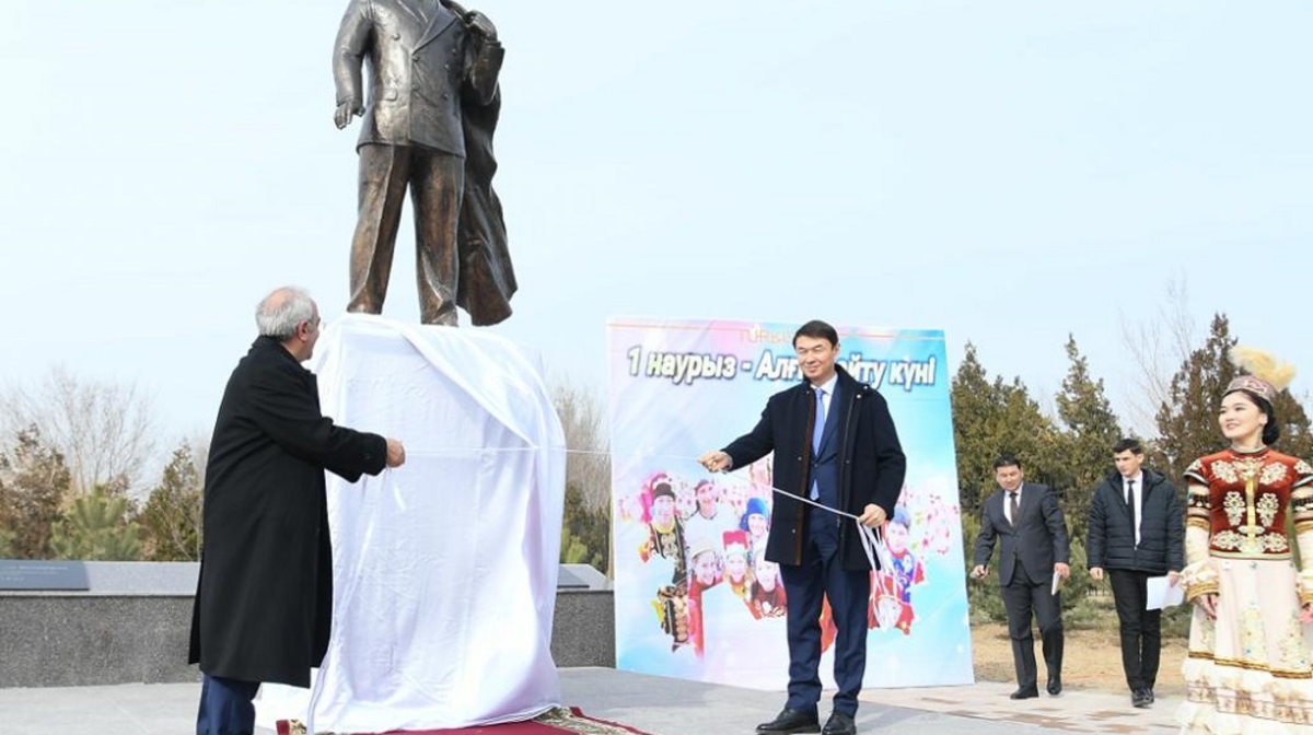 Túrkistanda qazaqtardy Túrkiiaǵa kóshirip, qamqor bolǵan Adnan Mendereske eskertkishi ornatyldy