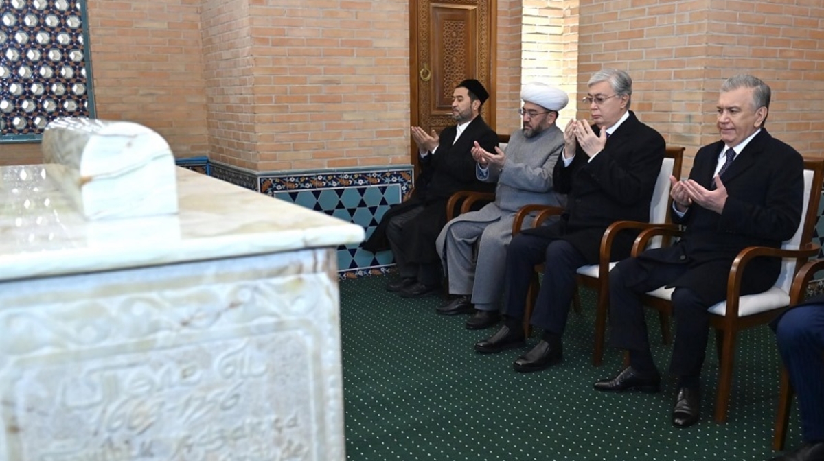 توقاەۆ تٶلە بي رۋحىنا زييارات ەتتٸ