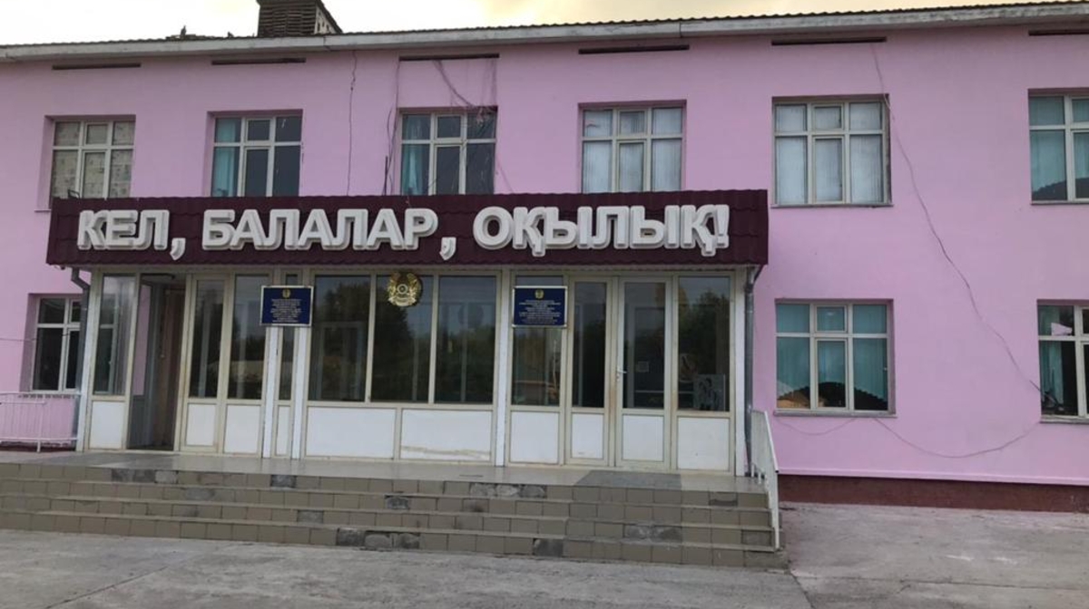 Sozaq aýdanynyń oqýshylary endi daladaǵy dárethanalarǵa júgirmeidi